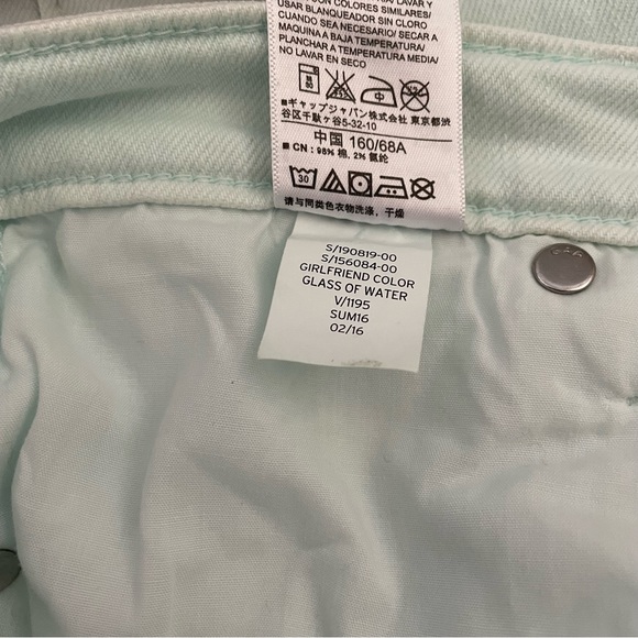 GAP Cropped Girlfriend Jeans in “Glass of Water” - Picture 5 of 5